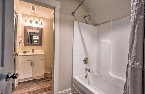 Scenic Mtn Retreat with Wooded Backyard and Fire Pit! - Foto 16