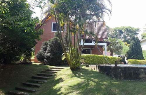 Linda casa em condomínio ecológico de alto padrão a 1h de SP, Terreno de 1500m2 com amplo gramado e piscina, WiFi para Home Office, Área gourmet com churrasqueira, forno de pizza e lareira aconchegante - Foto 8