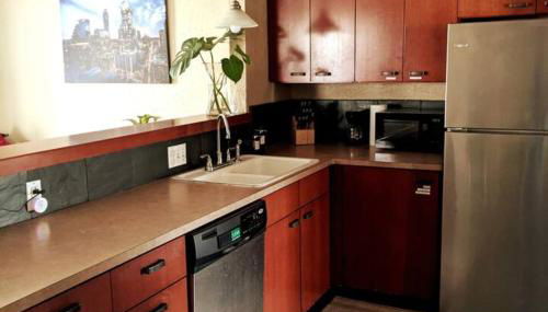 A Rare find - Bright, Warm, Charming Central Austin Home - Photo 4, stove, dishwasher, pet friendly, minibar