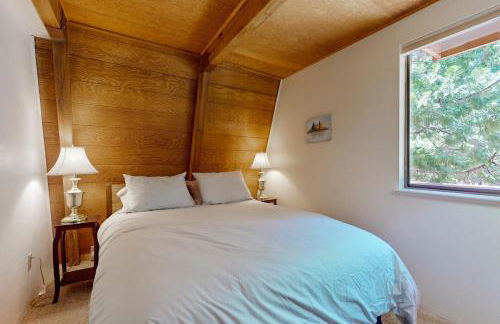 Sierra Nevada Hideaway Cabin with Deck, Mtn Views - Foto 8