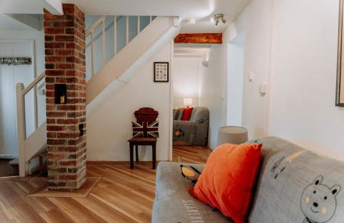 Hamilton Lodge - Cottage sleeps 8 - Photo 16