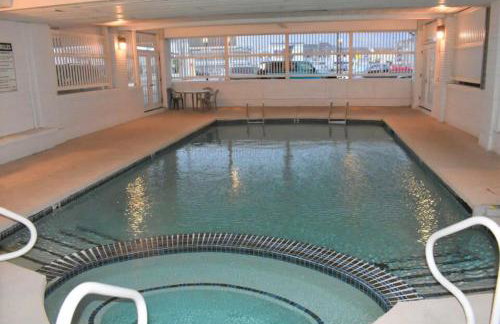 Stay Steps from Beach with Pool AC Parking - Foto 49