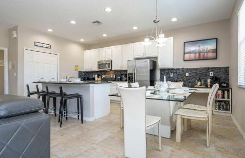 4BR Lakefront - Themed Rooms - Pool & BBQ! - Foto 26