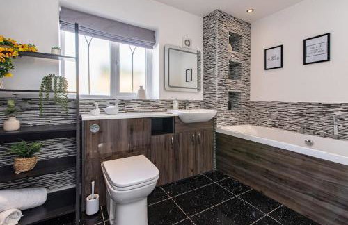 5Bed House with Games Room & Slide! Fast WiFI & FREE Parking - Photo 19