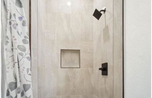 3BR-2BA Cityscape Haven with Panoramic Tower View - Foto 25