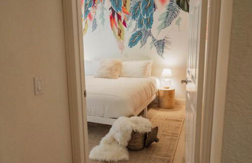 Stylish PB Townhome, Walk to Bay, and Balcony - Foto 40