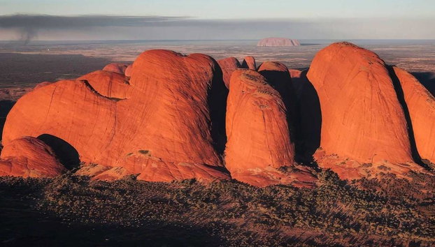 Atardecer en Uluru con cena barbacoa bajo las estrellas - Tour de medio día en grupo reducido - Foto 4