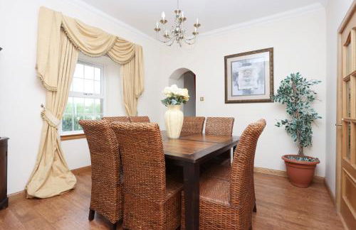 JOIVY Greenknowes Farmhouse with Hot Tub and Bar - Photo 11