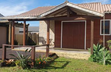 Linda casa com piscina 50m praia - Foto 2