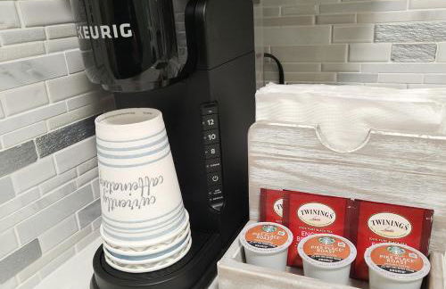 Beautiful Guesthouse, Sleeps 4 - Kitchen, Private Laundry, AC, Parking, 65' TV, Close to Stores, Restaurants & Beach - Foto 10