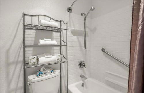 Oceanfront Suite - Top Floor - Sleeps 4 - Pool and Sauna - Foto 32