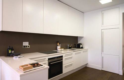 Two Bedroom Luxury Apartment - Balcony with View of Notre Dame - Photo 14