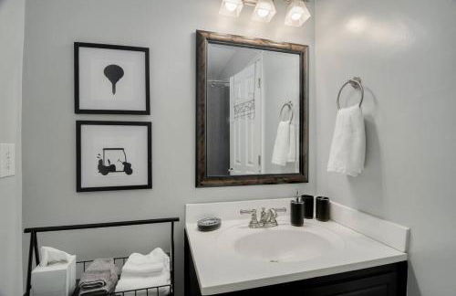 5min drive to AN Golf Club l Pet-Friendly l Big Backyard, BBQ & Fun Activities - Foto 25