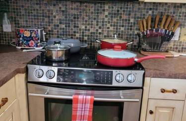 Entire 2br 2ba hilltop view home Sleeps 8 pets 4 acres Jacuzzi Central AC Kingbeds Office Free WiFi Parking Full Kitchen Refrigerator Washer Dryer Furnished Three 3 Large Sunset Dining Patios Grill Stovetop Oven Hiking Wildlife Firepit Quiet very Secluded - Foto 17