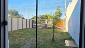 Casa completa, lindamente decorada, nova com 2 quartos - Foto 2