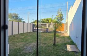 Casa completa, lindamente decorada, nova com 2 quartos - Foto 2