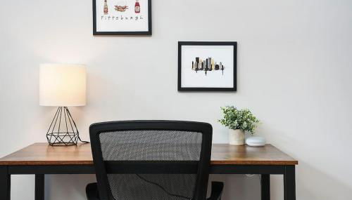 HostWise Stays - The "Row" House - Beautiful Space, Two King Beds - Photo 5