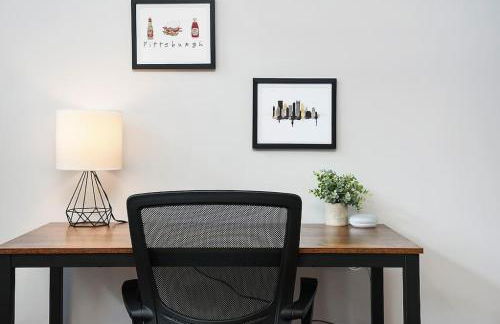 HostWise Stays - The "Row" House - Beautiful Space, Two King Beds - Photo 5