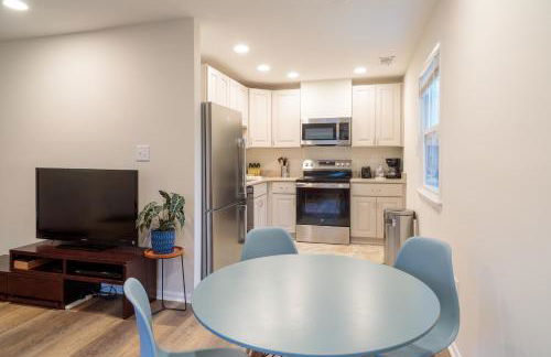 Bright, Spacious Home with Private Deck - Foto 7