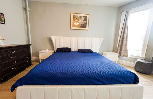 THE 1023 With Private Yard & Parking, Near Falls & Casino by Niagara Hospitality - Photo 5