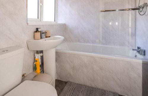 Apt - Sleeps 10 - Parking - Ideal for Contractors - Photo 10
