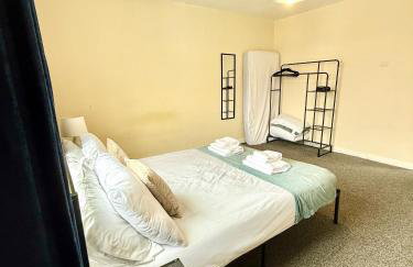 Comfy Entire Apartment with Free Parking in Bury Town - Photo 8