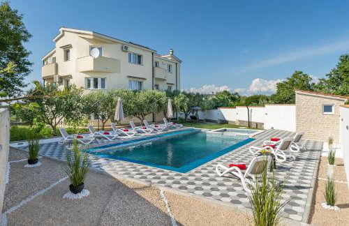 Apartman Strmota s bazenom i jakuzijem - Foto 20
