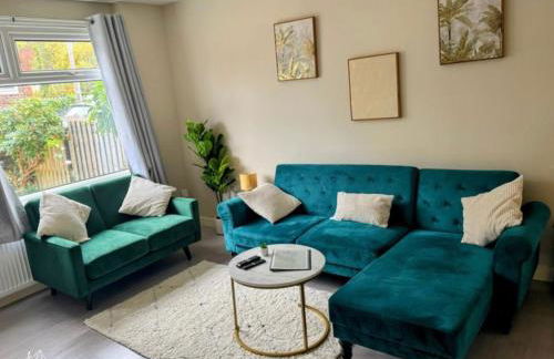 Stylish 3-Bed Home with Parking - Ideal for Long Stays - Photo 3