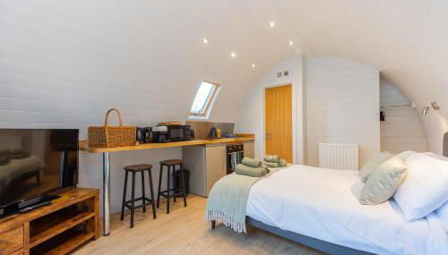 The Plough Inn Cabins - Foto 5, towels, stove, wardrobe, minibar