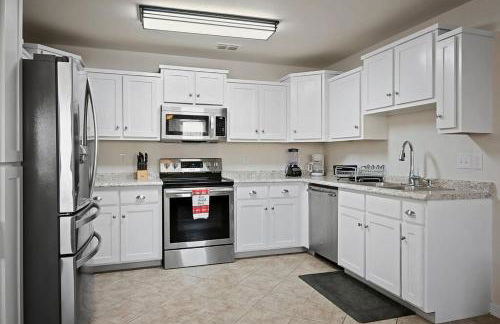 8 Mins to SPI Beach Spacious 3BR with Backyard - Foto 34