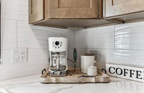 Luxury Home with Hot Tub & Outdoor Oasis blocks from the Beach - Foto 35