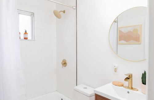 Retro Retreat renovated 2BR, desk, no chore list! - Foto 11