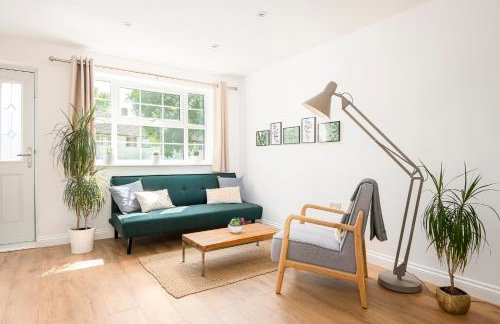 2 bed house close to Town Centre - Photo 12