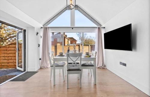 The Oak Sty - 2 Bed Countryside Cottage Escape in Durley with Hot Tub, Unique rural retreat, Private Parking, Sleeps 4 & Pet friendly - By Blue Puffin Stays - Photo 10