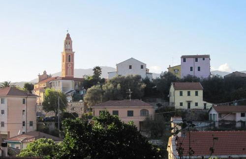 Ligurisches Rustico, umgeben von Olivenhainen am Dorfrand - Foto 2
