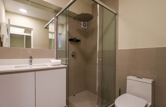 w Comfy 2BR w Modern Balcony Near Kennedy Park - Foto 25