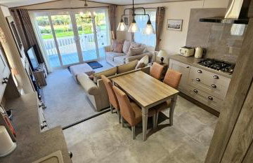 Hot Tub Lodge Cornwall - Meadow Lakes Holiday Park - Foto 6