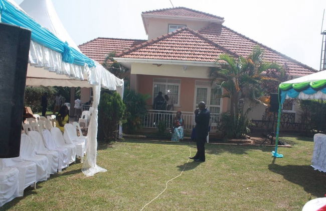 Captivating 3-bed Villa - Photo 30