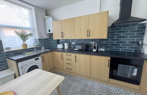 Levenshulme House - 2 Bedroom - Sleeps 6 - Free Parking & WiFi - Foto 5