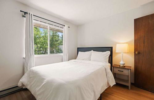 Workspace with Desk & Walkable to hospital & campus - Photo 24