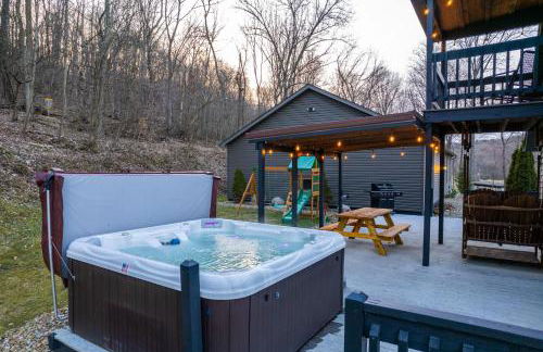 Shady Point Retreat with Hot Tub and Pickleball! - Foto 2