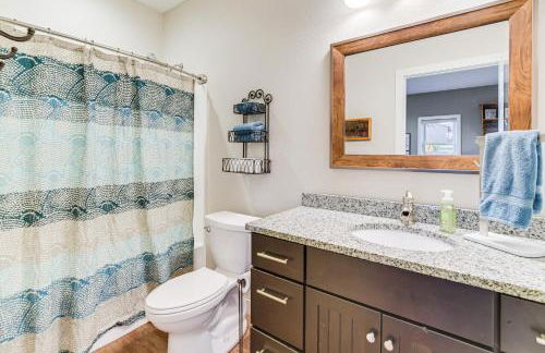 Lakefront Gem Grills and Fire Pit in Dent - Foto 9