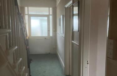 Spacious 4 Bed House Ideal for Races - Photo 14