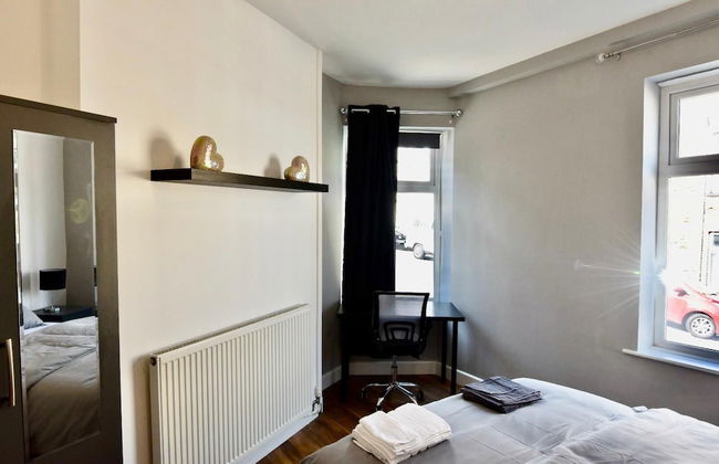 Cheer full 4 Bedroom House Train Station - Foto 26