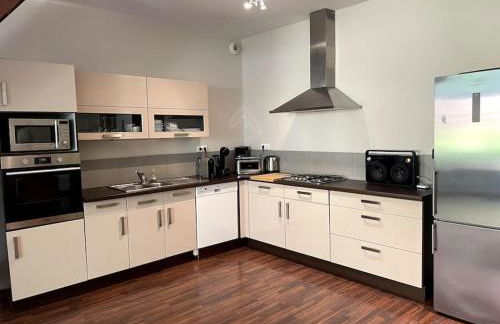 La Liberté, Loft 90 m2 rénové centre-ville, terrasse amenagee, jeux & parking - Foto 3