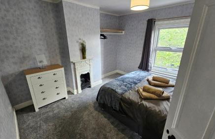 Entire Charming Three Bedroom Seaside House With Garden - Close to Town & Beach, Ideal for Groups, Families - Foto 8