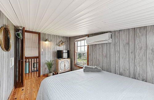 Shipwrecked Shack Waterfront House Boat on Land - Foto 2