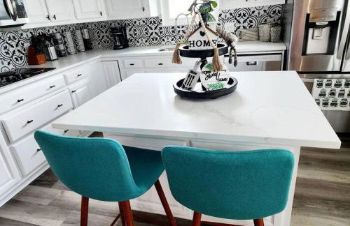 Newly remodeled 5BR 3BA w/pool 16 ppl - Photo 55