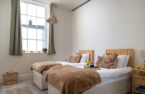 Charming 2 Bedroom Apartment in a Converted Chapel - Free Parking, Smart TV, Fast WiFi and Self-Check-In by Yoko Property - Foto 7