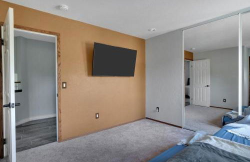 Serene hillside oasis with pool - 20 min to beach - Photo 5